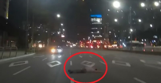 잠실역 10차로 한복판에 대자로 누운 남성. [유튜브 채널 '한문철TV']